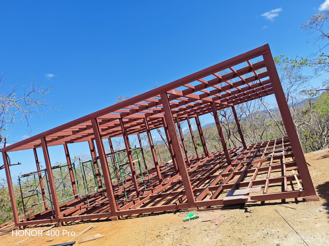 Estructura metálica de color marrón en proceso de construcción al aire libre.